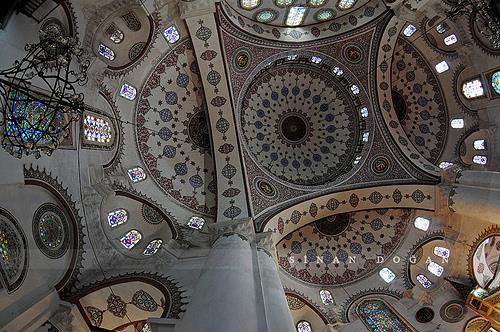 Anneleri Hürrem Sultan ölmüş olduğu için kardeşi için adeta bir Valide Sultan rolünü oynadı.