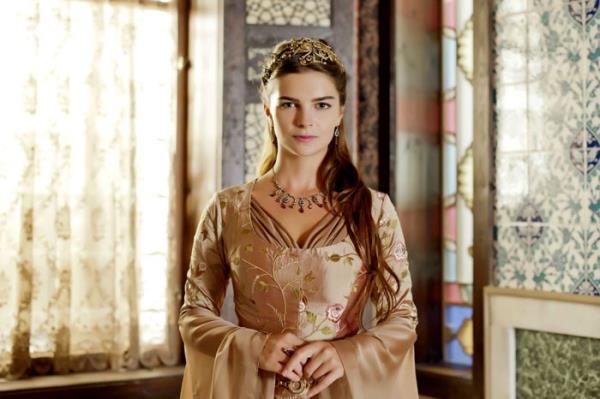 Annesi Hürrem Sultan gibi Lehistan kralı II. Zygmunt’la yazışmalar yaptı. Çok büyük bir servet sahibi oldu. 1540-1548 yılları arasında Mimar Sinan’a İstanbul’un Üsküdar semtinde cami Üsküdar İskele Camii, medrese, ilkokul ve hastaneden oluşan büyük bir külliye yaptırdı.