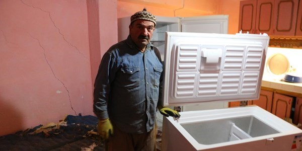 Erzurum'da aç kalan ayı eve girdi