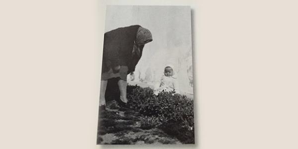 Bebek Sevgi, annesi Sadberk Hanım ile.