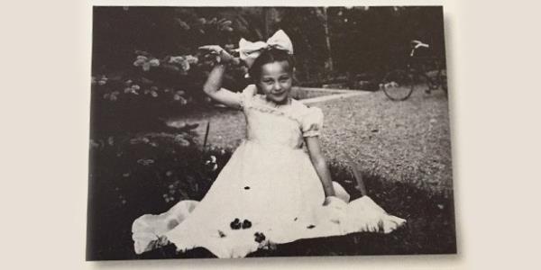 Bir düğün hatırası... Başında her zaman güzel bir kurdelesi olan Sevgi Koç, Keçiören'deki bağ evinin bahçesinde...