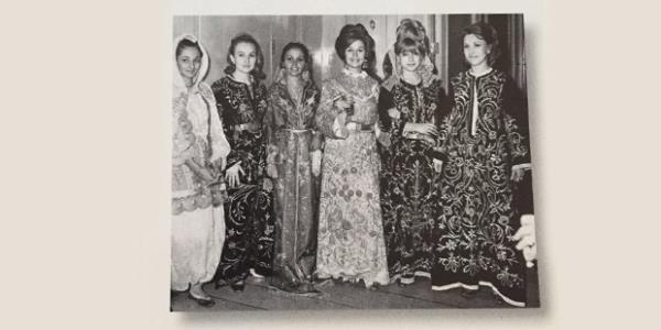 Suna Koç'un kına gecesinde (Soldan sağa) Demet Ersoy, Suna Koç, Bilge Emeç, Ayla Gedikoğlu, Bela Simavi ve Çiğdem Koç bir arada. İstanbul, 1968