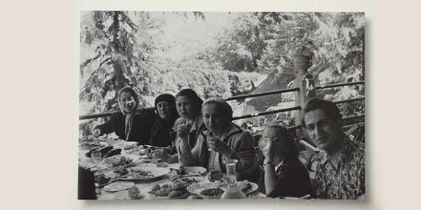 Koç ailesi ve akrabaları Hünkar Suyu'nda yapılan piknikte. (Soldan sağa) Bahire Aktan (Sadberk Koç'un halasının gelini), Şerife Aktar, Hüsniye Aktar, Sadberk Koç, Suna Koç ve Rahmi Koç. İstanbul, 1951 / Sadberk Hanım ve Rahmi Koç Ankara garında trenle İstanbul'a geliyorlar. 1950'li yıllar.