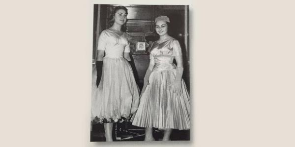 Londra'da birlikte "Finishing School"a devam eden Sevgi Koç ve yakın arkadaşı Çiğdem Meserretçioğlu İngiltere kraliçesinin davetinde.