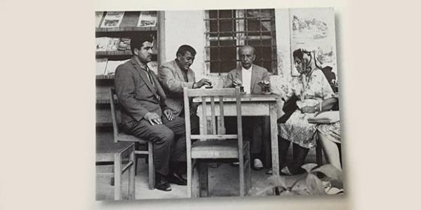 Beraber yaptıkları gezilerden birinde Sadberk Hanım ve Vehbi Bey köylülerle çay içiyorlar. Yıl 1968.