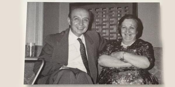 Sadberk Hanım ve Vehbi bey Büyükdere'deki evde neşeli bir günlerinde. Yıl 1962.