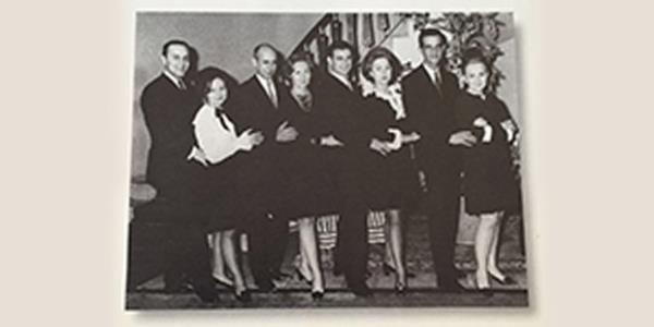 Koç ailesinin çocukları eşleriyle birlikte. (Soldan sağa) Doğan Gönül- Sevgi Gönül, Nusret Arsel-Semahat Arsel, Rahmi koç-Çiğdem Koç, İnan Kıraç-Suna kıraç. Yıl 1968