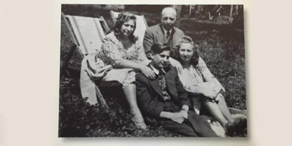 Aylardan mayıs, günlerden Pazar; Koç ailesi hep bir arada bu güzel tatil gününün keyfini çıkarıyor. Sadberk Koç, Vehbi Koç, Rahmi Koç ve Semahat Koç. 6 Mayıs 1945, Büyükada.