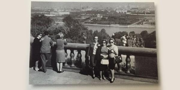 Kuşbakışı Moskova manzarası önünde Sadberk Hanım kızlara Semahat Arsel ve Suna Kıraç ile birlikte.
