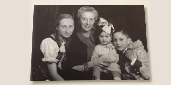 Macar elbisesiyle Semahat Koç, dadı Frau Schwartz, bebek kızkardeşleri Sevgi Koç ve Tirol kıyafetiyle Rahmi Koç. Ankara, 1939.