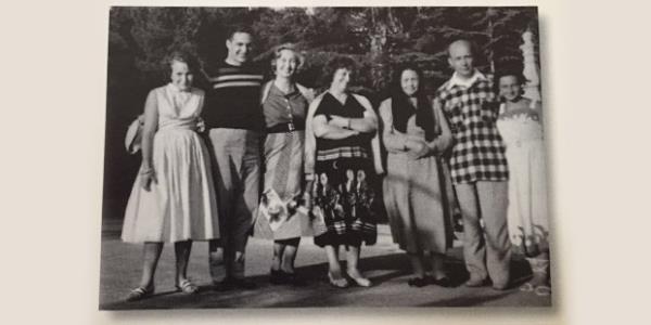 1955 yazı. Caddebostan'daki Tevhide Hanım Köşkü'nde mutlu bir Pazar günü. (Soldan sağa) Suna Koç, Rahmi Koç, Semahat Koç, Sadberk Koç, Fatma Koç, Vehbi Koç ve Sevgi Koç.