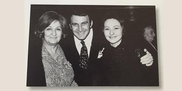 Sadberk Hanım 1970'lerde İstanbul'da bir düğünde oğlu Rahmi koç ve kızı Sevgi Gönül ile birlikte.