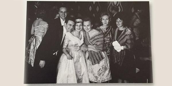 1962 yılının 4 Ocak günü Sevgi Koç hayatını Doğan Gönül ile birleştiriyor. Hilton Oteli'nde yapılan düğünde (soldan sağa) Rahmi Koç, Doğan Gönül, Sevgi Gönül, Suna Koç, Semahat Arsel ve Filiz Ofluoğlu.