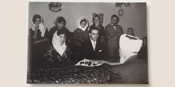 Çiğdem-Rahmi Koç çiftinin Şişli'deki Çankaya Apartmanı'nda imam nikahı kıyılıyor. Ayaktakiler: (Soldan sağa) Güldem Meserretçioğlu, Suna Koç, Sevgi Koç, Gülgen Kütükçü ve Özmen Aktar. İstanbul, 1959