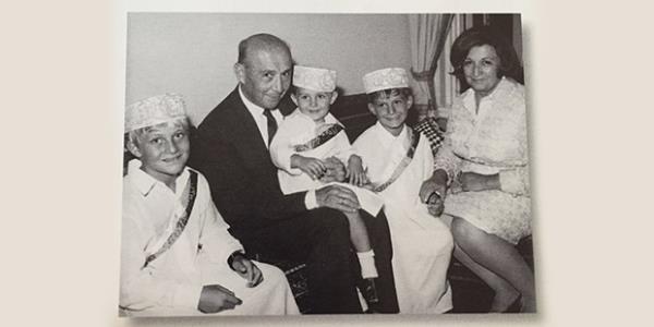 Sadberk Hanım ve Vehbi Bey torunlarının sünnet düğününde. (Soldan sağa) Mustafa Koç, Vehbi Koç, Ali Koç, Ömer Koç ve Sadberk Koç.