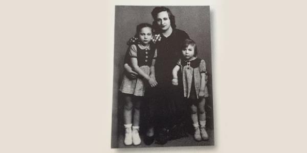 Sadberk Hanım iki küçük kızıyla birlikte. 1945.