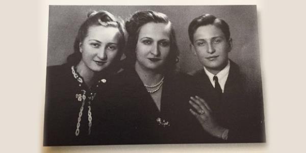 Sadberk Hanım kolej öğrencisi olan kızı Semahat ve Rahmi ile birlikte. 1945.