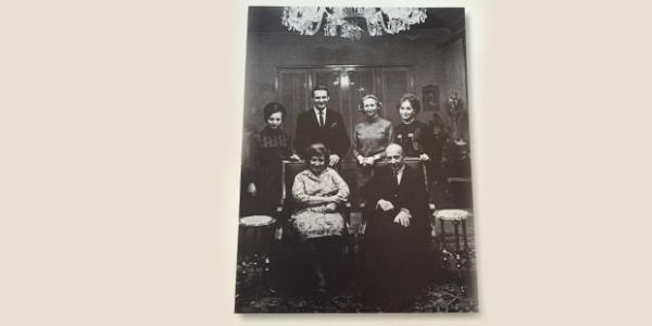 Sadberk hanım 1973 yılının kasım ayında hayata gözlerini kapatmadan önce çekilmiş son aile fotoğraflarından biri.