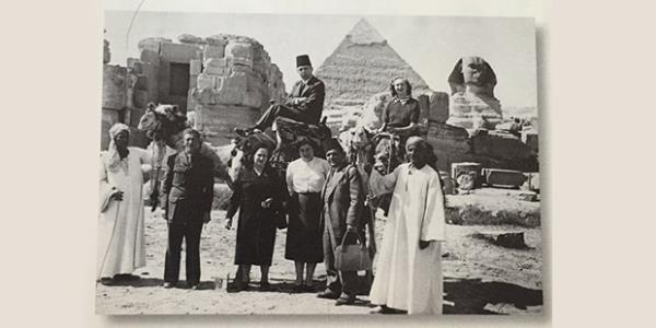 1951 yılında Mısır seyahatinden bir anı. Sadberk Koç (soldan 3. Şapkalı), Nihal Güven ve işadamı Kazım Rüştü Güven; Vehbi Koç ve kızı Semahat Koç develerin üstünde piramitlerin önünde... 21 Şubat 1951