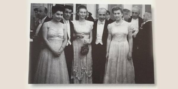 Semahat Koç'un arkasına "Hayatımda gittiğim ilk balo" notunu düştüğü bu fotoğraf 29 Ekim 1947 tarihini taşıyor. Turan Gedikoğlu ve Abdullah Gedikoğlu (Şehime Gedikoğlu'nun üvey oğlu ve gelini) Semahat koç, Vehbi Koç ve yeğeni Nesteren Kütükçü Ankara Palas'ta cumhuriyetin 24. Yıldönümü münasebetiyle düzenlenen Cumhuriyet Balosu'nda.