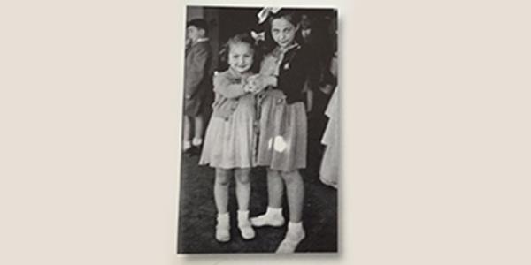 Ankara'daki 23 Nisan Çocuk Bayramı balosunda, Suna Koç 6, Sevgi Koç 9 yaşında...