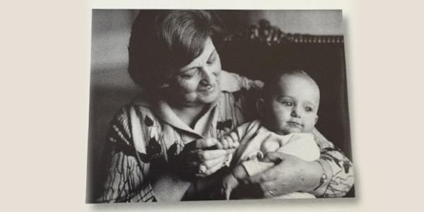 Sadberk hanım en küçük torunu Ali'yle birlikte. Yıl 1969.