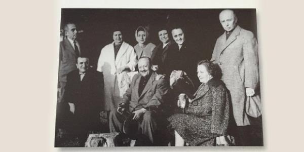 Vehbi Koç'un Ankaralı arkadaş grubu ve eşleriyle birlikte. Oturanlar: (soldan sağa) Bektaş Ercan, Halil Naci Mıhçıoğlu ve Sadberk Koç. Ayaktakiler: (soldan sağa) Mahmut İrengün, Nazife Ercan, Saime İrengün, Bedriye Mıhçıoğlu ve Vehbi Koç