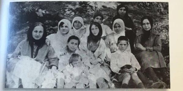 Sadberk (en sağda başörtülü), yanında kucağında bir bebek tutan Melahat ve ablası Adile (ortada, siyah başörtülü) arkadaşlarıyla piknikte. İstanbul 1920'lerin ortaları.