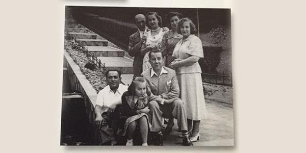 Yalova termallerinde, 1950-51 yılları. Oturanlar: (Soldan sağa) İşadamı Kazım R Güven, Suna Koç ve Fuat Bayramoğlu. Ayaktakiler (Soldan sağa) Vehbi Koç, Nesteren Bayramoğlu, Nihal Güven ve Sadberk Koç