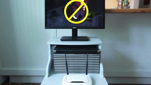 Pek çok elektronik cihaz, modemin sinyallerini karıştırır. TV, bilgisayar, mikrodalga fırın ve içinde motor olan diğer cihazlar. Modeminizi diğer elektronik cihazlardan uzak tutmak istersiniz.