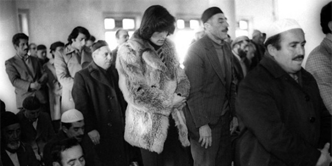 Bülent Ersoy, Hacıbayram camiinde namaz...