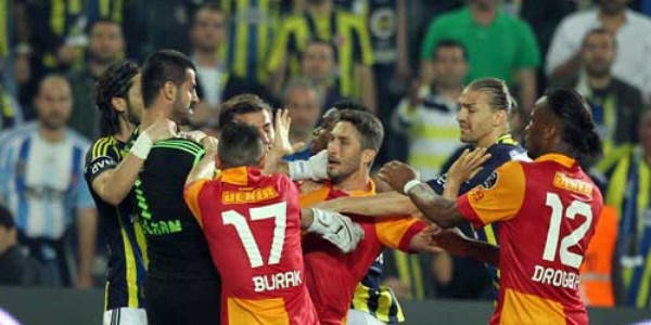Fenerbahçe - Galatasaray maçında olay