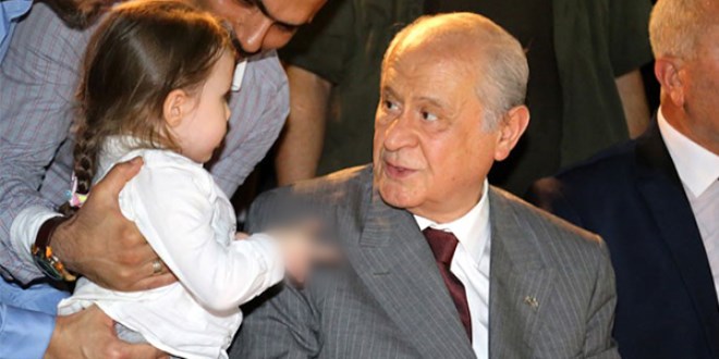 Küçük kız Bahçeli'ye öyle bir hareket yaptı ki...