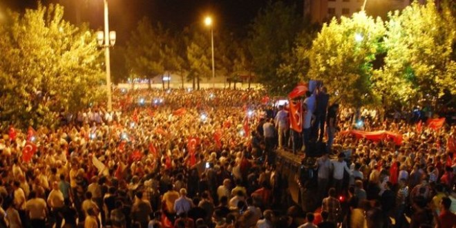 Halk sokağa döküldü