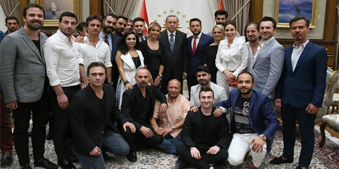 Erdoğan davet etti! Demokrasi nöbetindeki ünlüler kim?