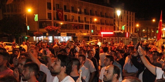 Darbe oluyor sanıp sokağa döküldüler