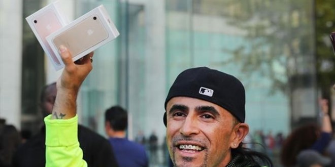 iPhone 7 için 23 gün sokakta yaşadı
