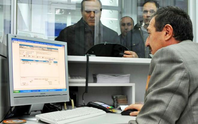 SÖZLEŞMELİ ASTSUBAY<p>    Jandarma Genel Komutanlığı, Astsubay alımları başladı. Bilindiği gibi alımlara hem erkekler hemde kadınlar başvurabiliyor. Jandarmanın İçişleri Bakanlığına bağlanması ile her hangi bir değişiklik olmadı ve pozisyonlara yine erkekler ve kadınlar başvuru yapabilmektedir.  <p>  Kadınlar için sadece bir sınıf açılmışken erkekler için toplam 7 farklı sınıfın açıldığı görülmektedir. Başvuru yapmak isteyen adayların ilanda belirtilmiş olan niteliklere sahip olması gerekmektedir. Söz konusu niteliklere sahip olan adaylar farklı sınıflar için başvuru yapabilir.