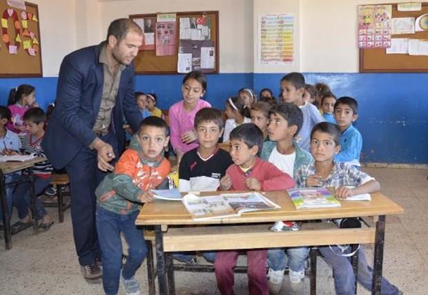 "Şu anda sınıfta 70 öğrencimiz eğitim görüyor, 70 öğrencimiz ise aileleri ile birlikte tarım işçiliğinde çalışıyor. Tek öğretmen olarak eğitim vermeye çalışıyorum. Sınıf çok kalabalık olduğu için doğru düzgün eğitim veremiyorum. Yetkililerden bu sorunun çözülmesi ve okula öğretmen göndermelerini istiyoruz."