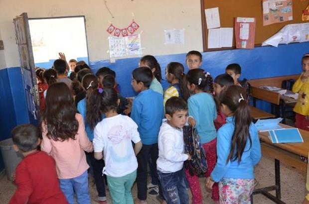 Aynı sırada 4 ya da 5'erli oturan öğrenciler ise sıkıştıkları için ders yapamadıklarını ifade etti.