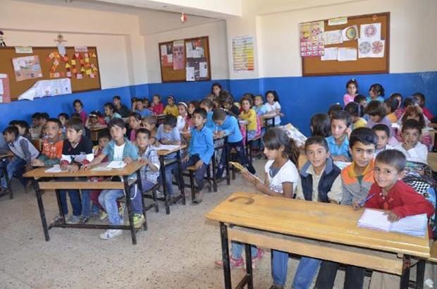 İlçe merkezine 30 kilometre uzaklıkta bulunan Kalfalar Mahallesi'ndeki 2 derslikli ilkokula Milli Eğitim Müdürlüğü tarafından 3 kez öğretmen ataması yapıldı. Ancak ataması yapılan öğretmenler, elektrik ve suyu bulunmayan okulun fizik şartları ile ilçe merkezine uzaklığı nedeniyle görev yapmak istemedi.