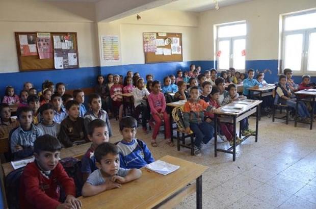 140 öğrencisi bulunan ancak pamuk hasadı nedeniyle şu anda 70 öğrencinin gittiği okulda sadece Mustafa Demirböken ücretli öğretmenlik yapıyor. Öğretmen Demirböken, bütün sınıflara ayrı ayrı ders verirken, öğrenciler 4 ve 5 kişi aynı sırada oturarak eğitim alıyor.