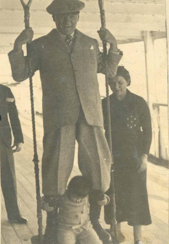 1935... Minik Ülkü'süyle çocuklar gibi eğlenmişti o gün