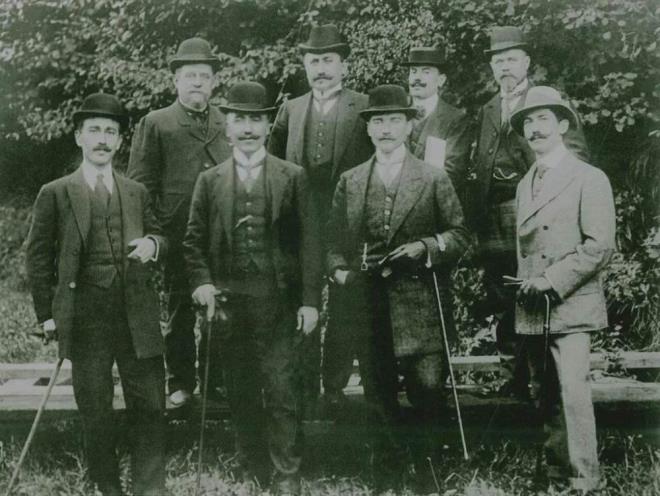 1910...Fransa'da Picardie Manevraları'nda  Mustafa Kemal Frak Giyiyor