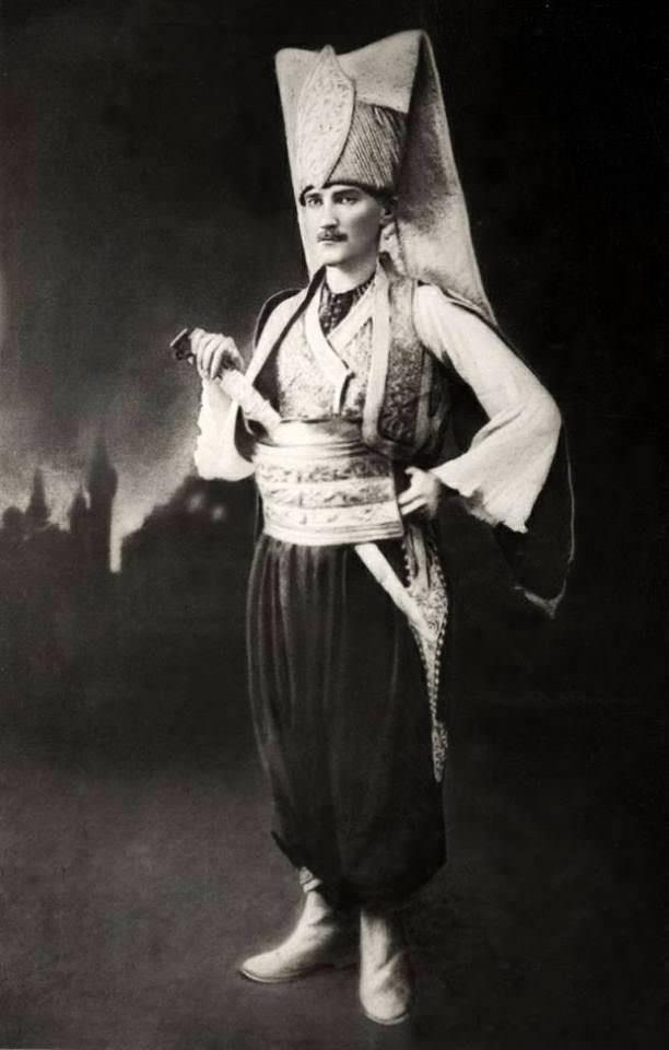 1914...Sofya Askeri Ataşesi Kurmay Yarbay Mustafa Kemal 11-12 Mayıs gecesi Sofya'da kıyafet balosunda giydiği yeniçeri kıyafetiyle.