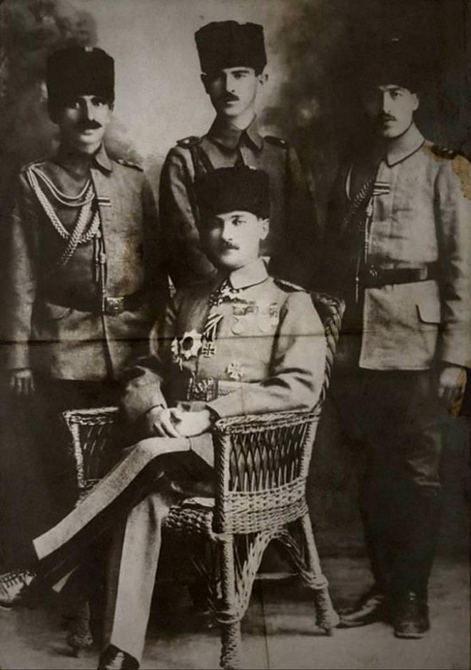 1917 Mustafa Kemal Paşa, Yıldırım Orduları Kumandanı iken yaverleri ile
