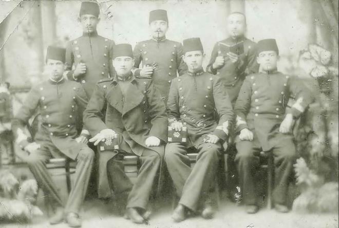 1900...  Harbiyeli Mustafa Kemâl arkadaşları ile birlikte...
