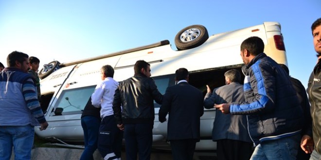 Öğrenci servisi devrildi: 20 yaralı