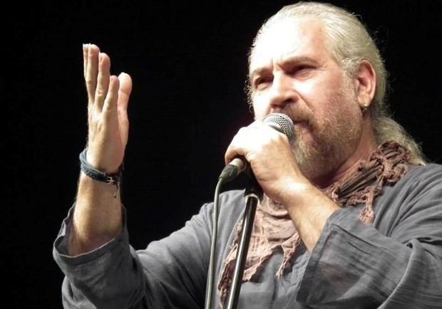 ALAADDİN US  Müzisyen Alaaddin Us İzmir'in Bornova İlçesi'nde, kırmızı ışıkta geçen kamyonun otomobiline çarpması sonucu hayatını kaybetti.