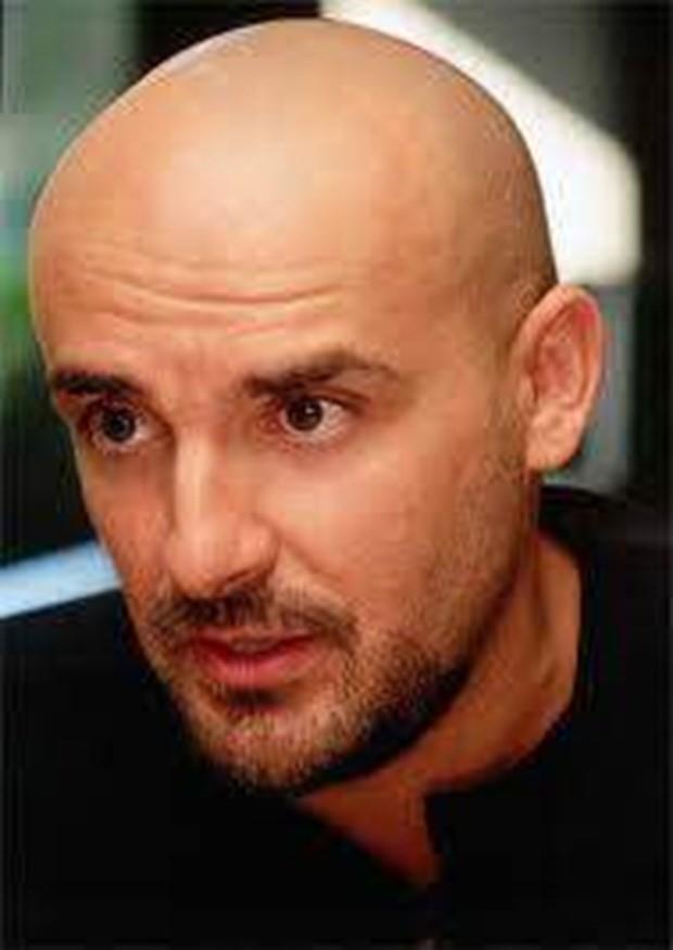 BORAN KAYA  Boran Kaya'yı tüm Türkiye sunuculuğunu yaptığı İner misin Çıkar mısın yarışmasıyla tanımıştı. 2000 yılında Kaş'ın Kalkan beldesinden dönerken geçirdiği trafik kazasında öldü.